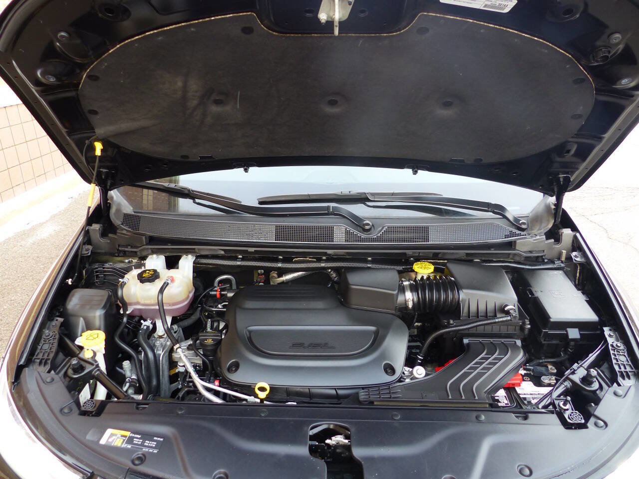 Used 2021 Chrysler Pacifica Touring w/ Uconnect Theater Family Group image 14