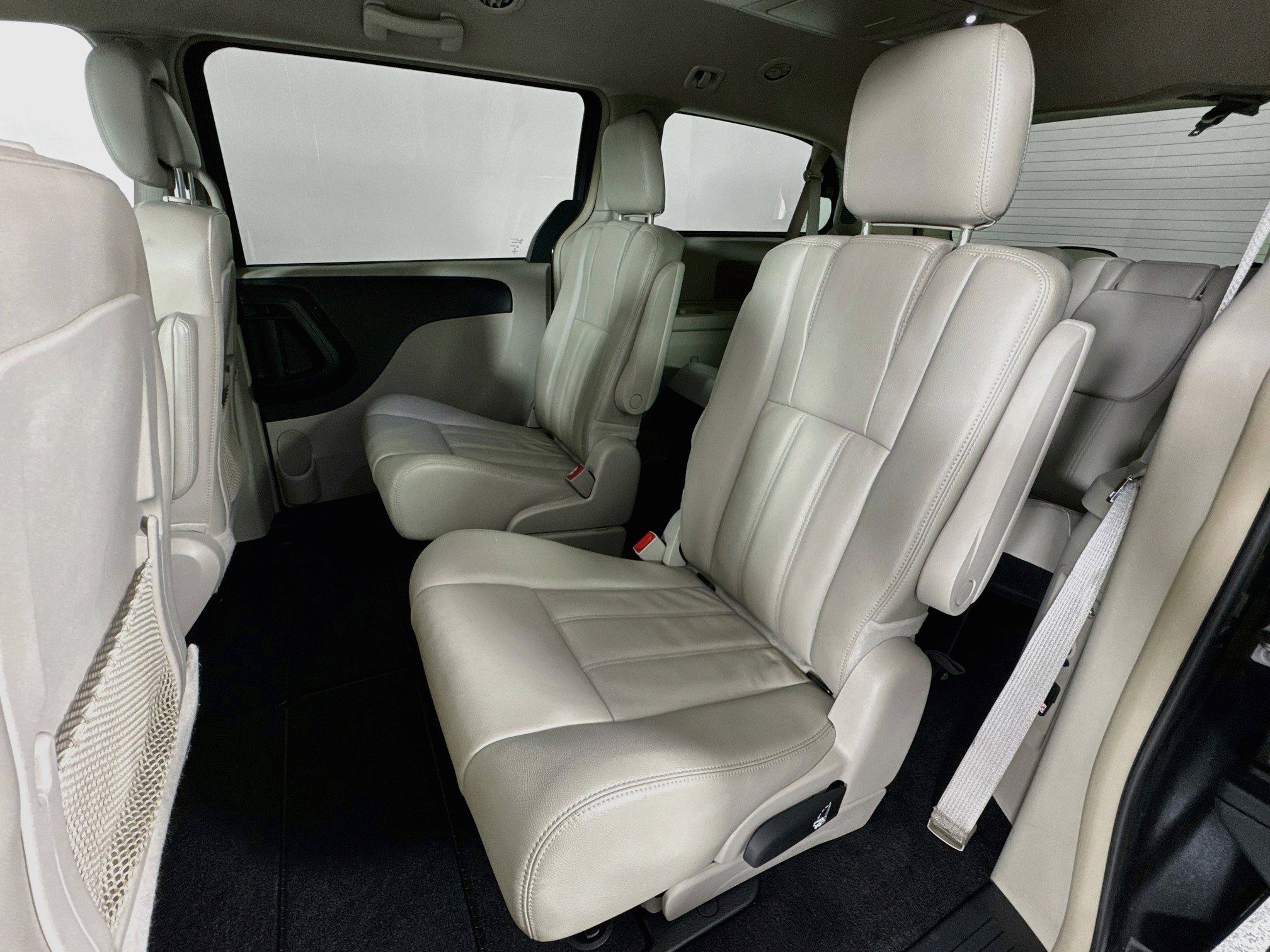 Used 2013 Chrysler Town & Country Touring FWD image 22