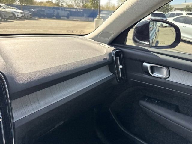 New 2025 Volvo XC40 B5 Core w/ Protection Package Premier image 26