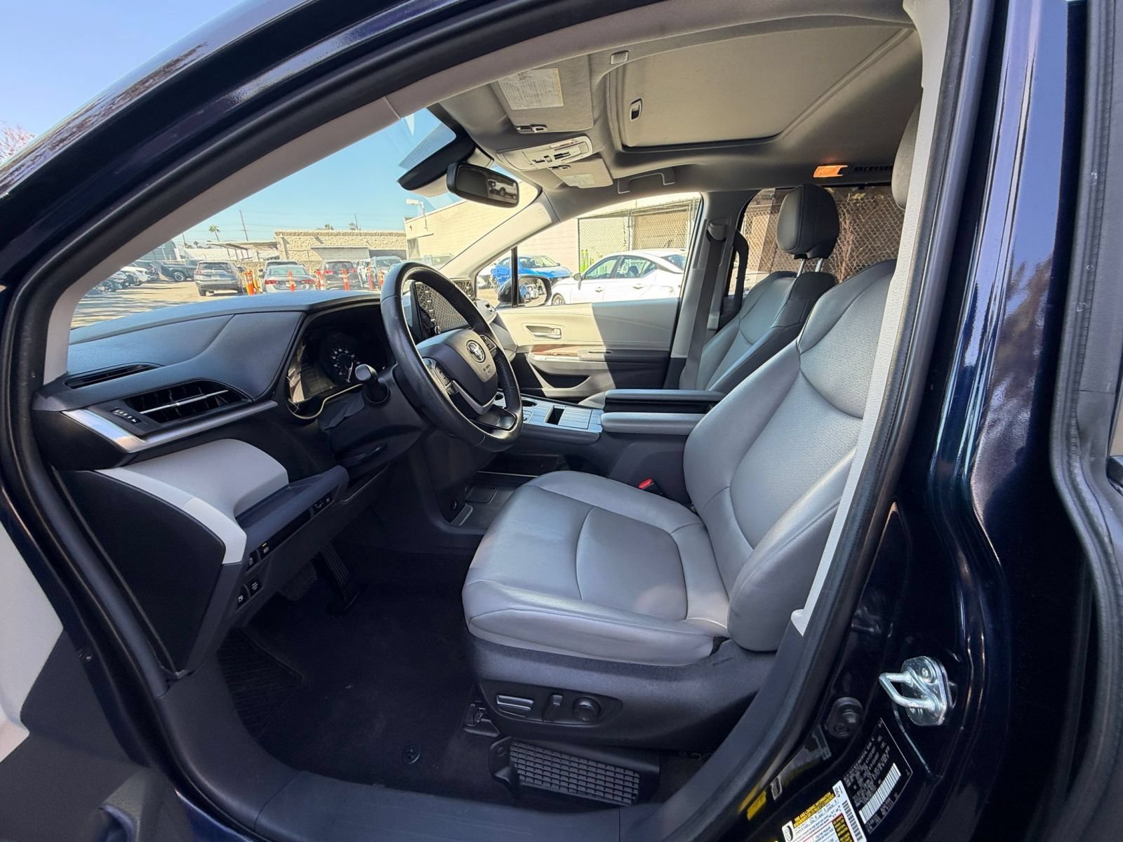 Used 2024 Toyota Sienna XLE FWD image 27