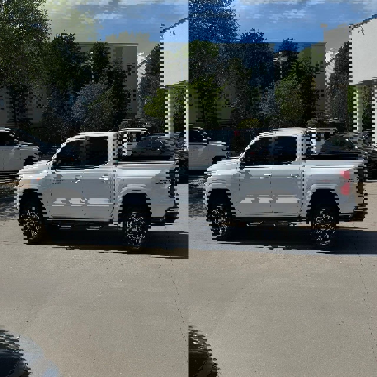 Used 2023 Chevrolet Colorado LT w/ LT Convenience Package III image 3