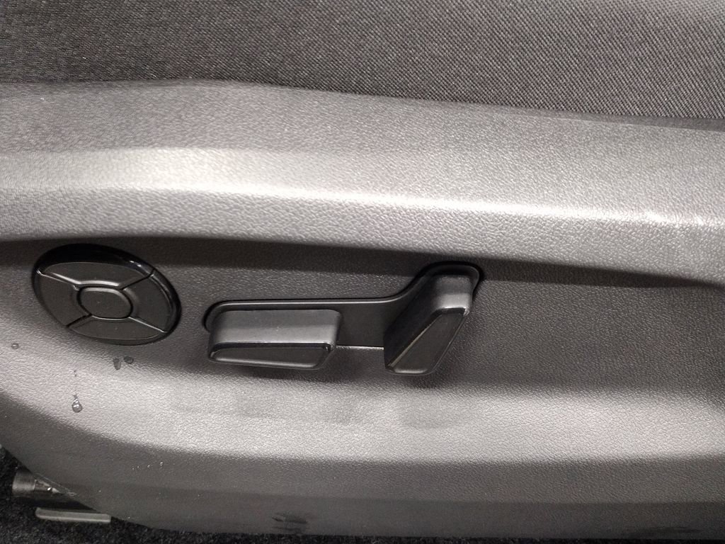 New 2026 Volkswagen Tiguan SE image 21