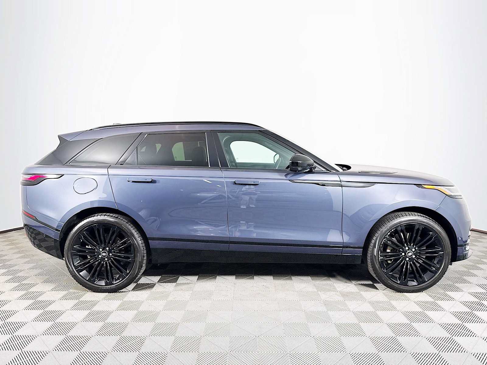 Used 2026 Land Rover Range Rover Velar Dynamic SE AWD/4WD image 4
