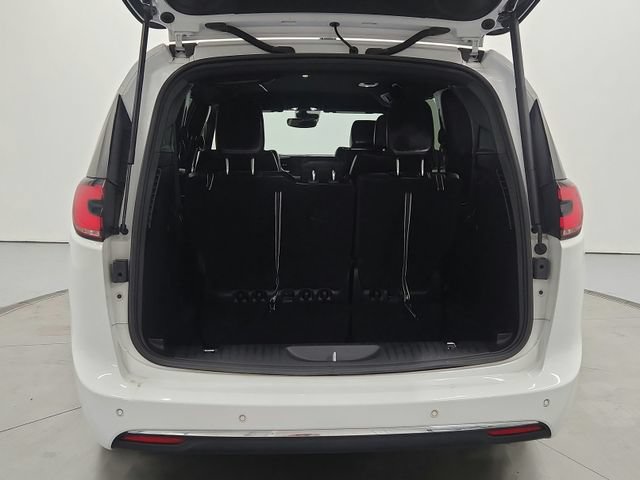 Used 2025 Chrysler Pacifica Select FWD image 26
