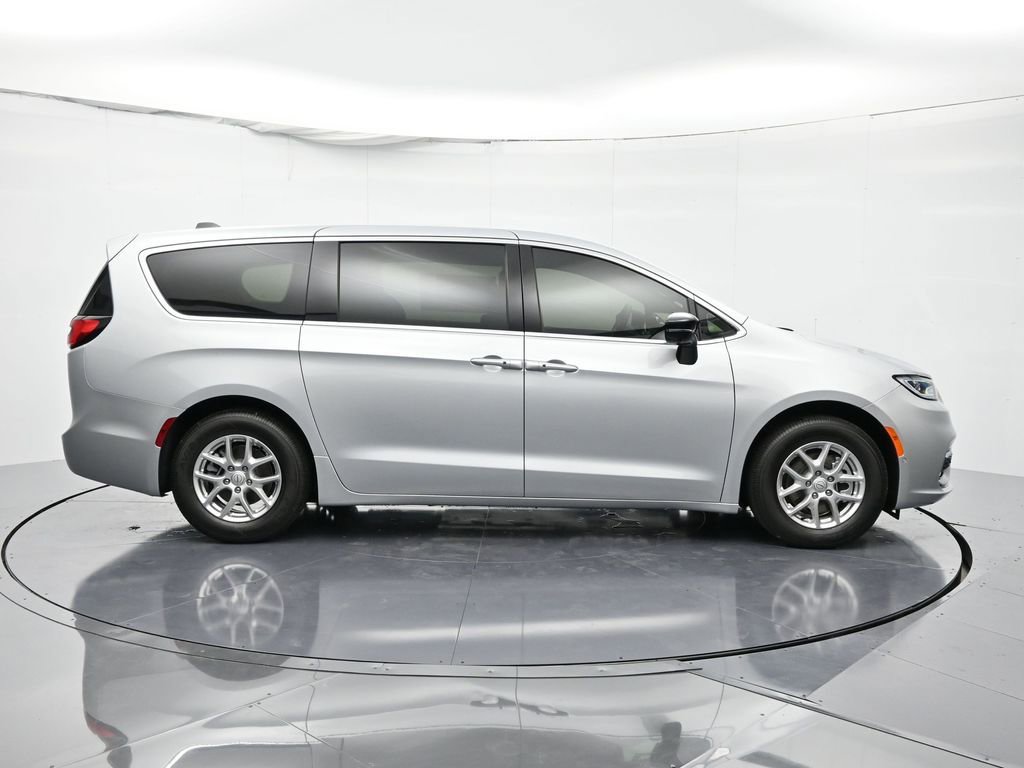 New 2026 Chrysler Pacifica Select FWD image 4