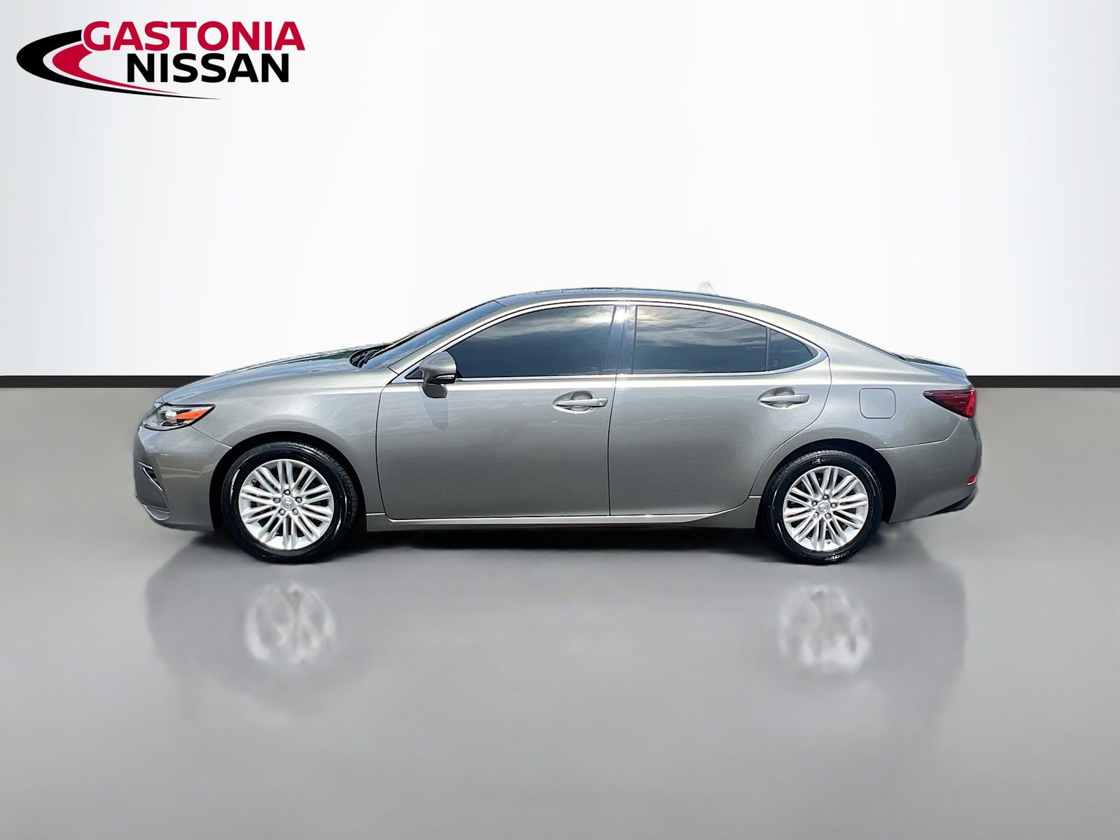 Used 2016 Lexus ES 350 w/ Premium Package w/Wood Trim FWD image 5