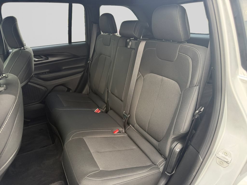 Used 2025 Jeep Grand Cherokee Laredo X w/ Luxury Tech Group I AWD/4WD image 13