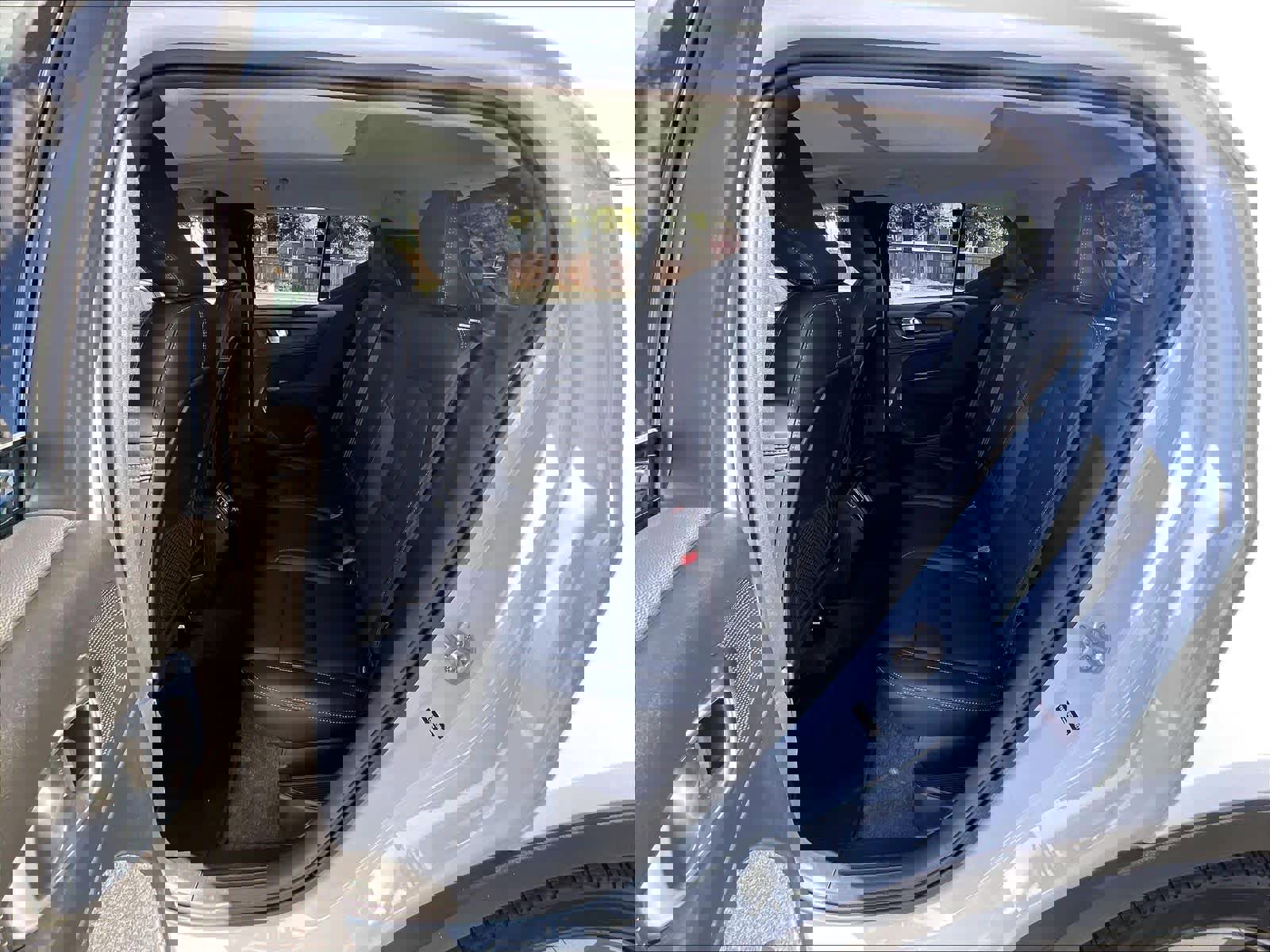 Used 2025 Volvo XC40 B5 Plus image 29