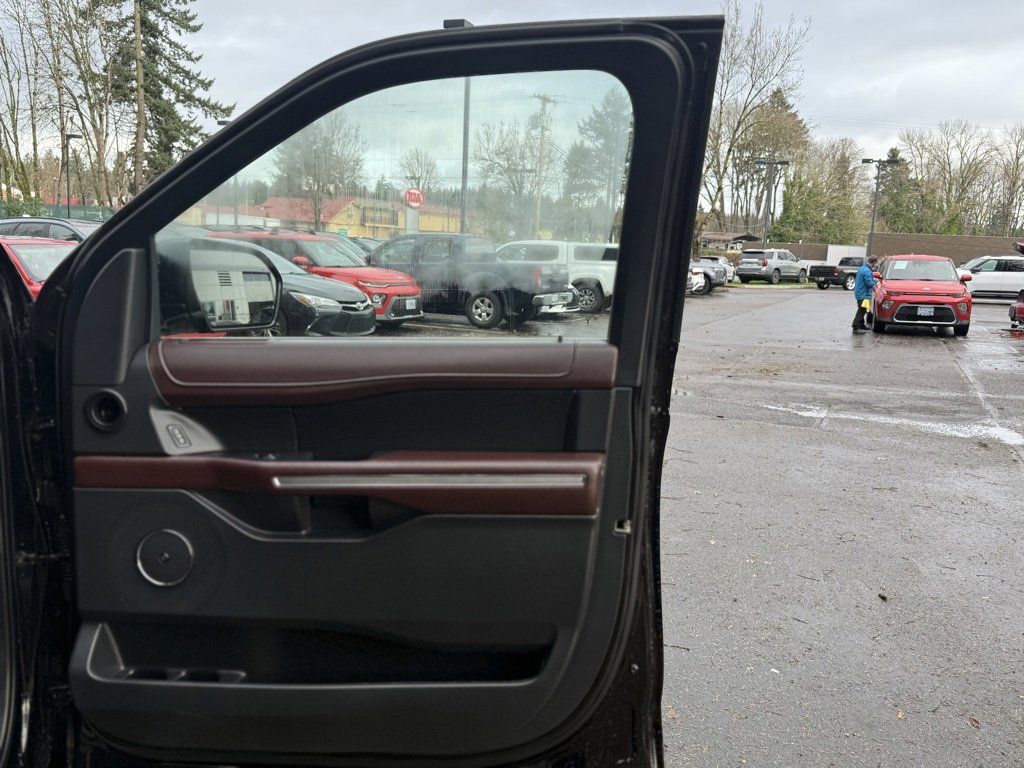 Used 2023 Ford Expedition Limited image 17
