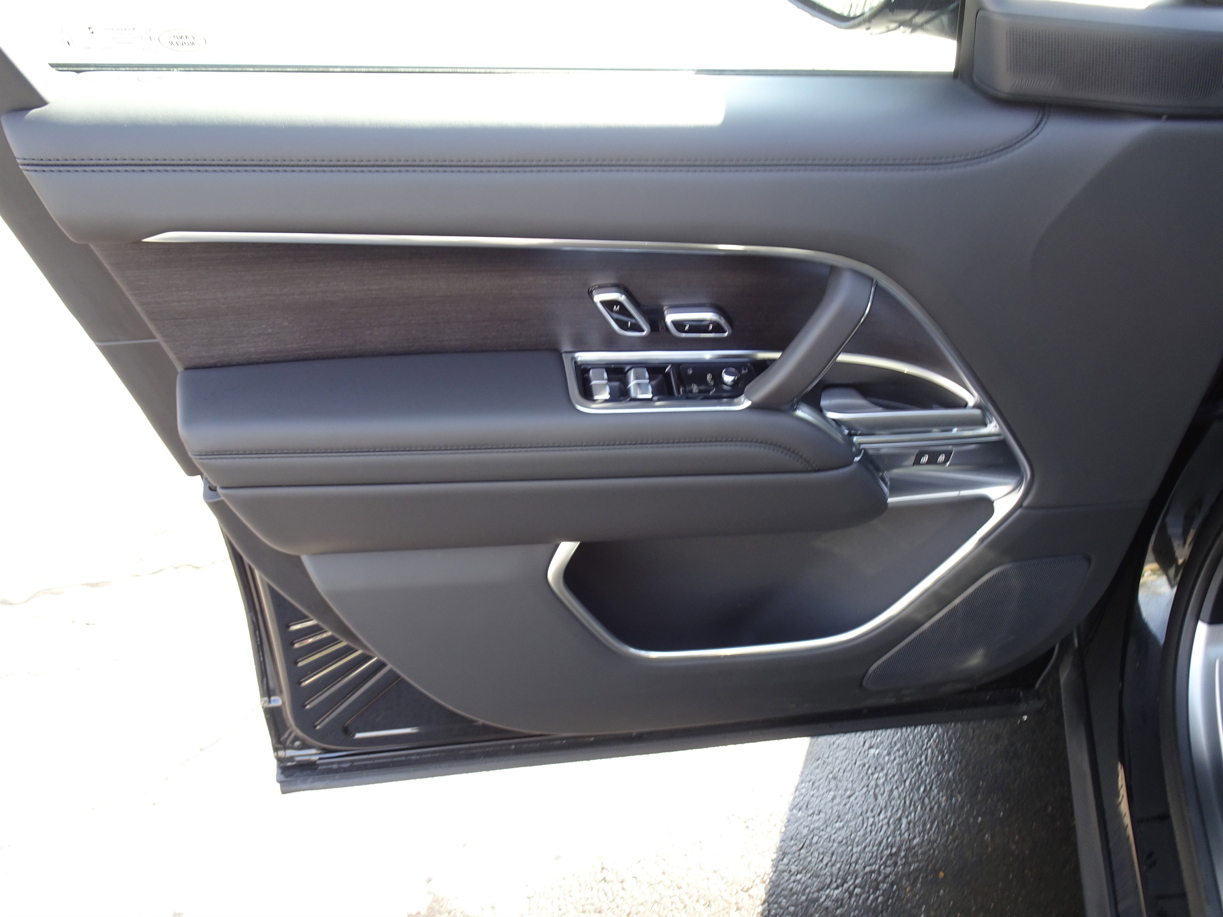 Certified 2025 Land Rover Range Rover SE image 17