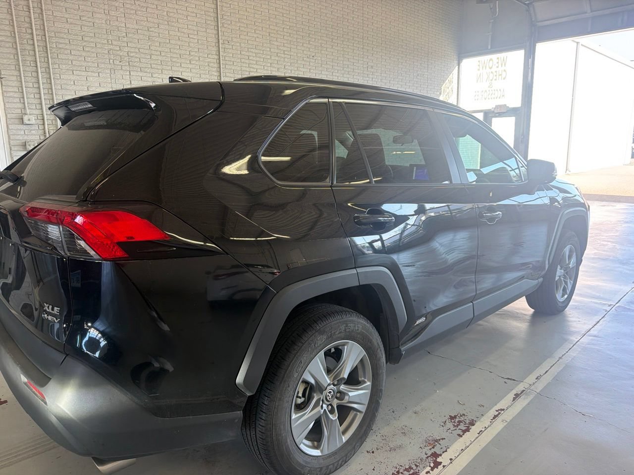 Used 2025 Toyota RAV4 XLE AWD/4WD image 4