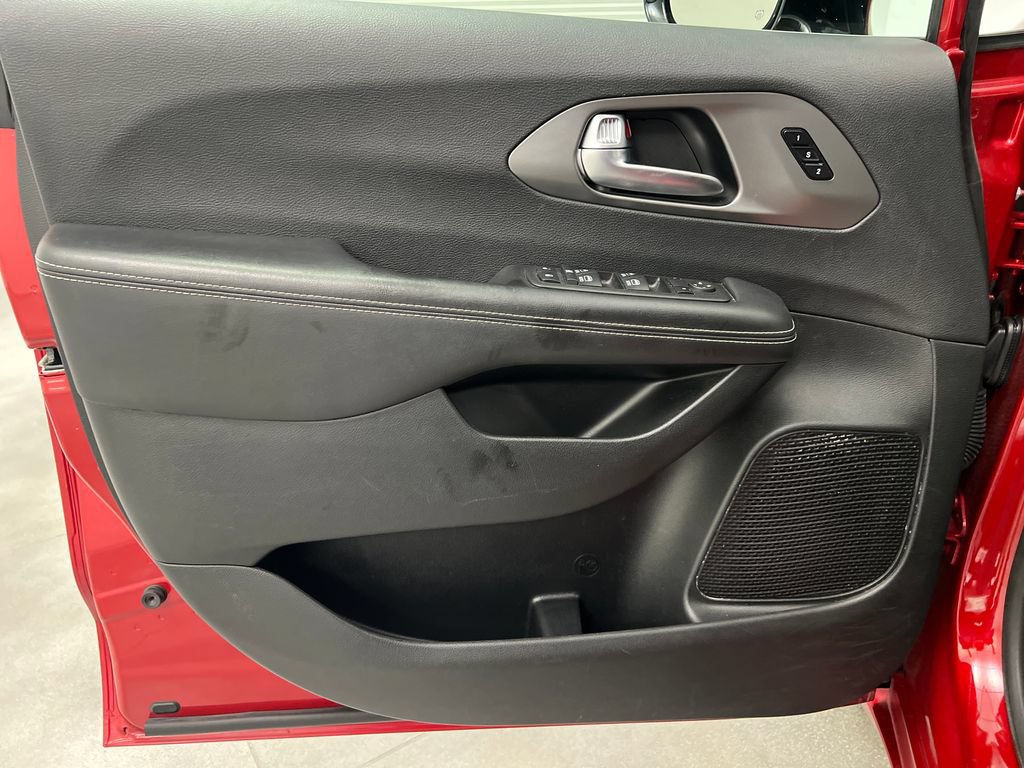 Used 2025 Chrysler Pacifica Select FWD image 14