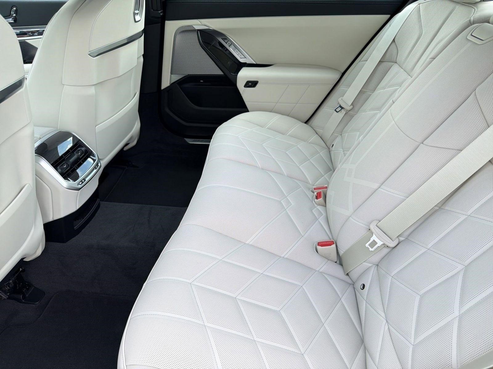 New 2026 BMW 740i w/ Premium Package RWD image 27