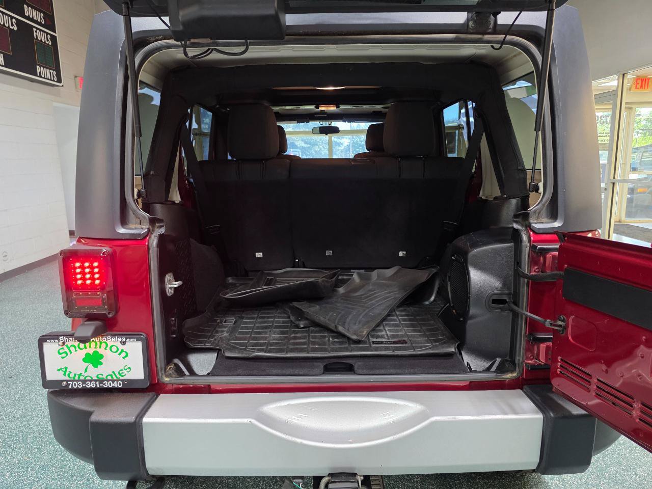 Used 2012 Jeep Wrangler Unlimited Sahara w/ Max Tow Pkg AWD/4WD image 20