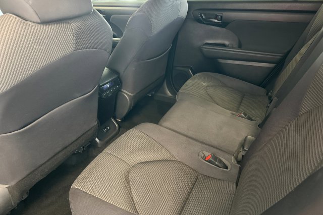 Used 2020 Toyota Highlander LE AWD/4WD image 16