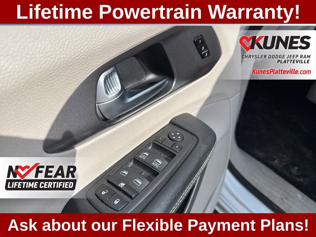 Used 2023 Chrysler Pacifica Touring-L image 13