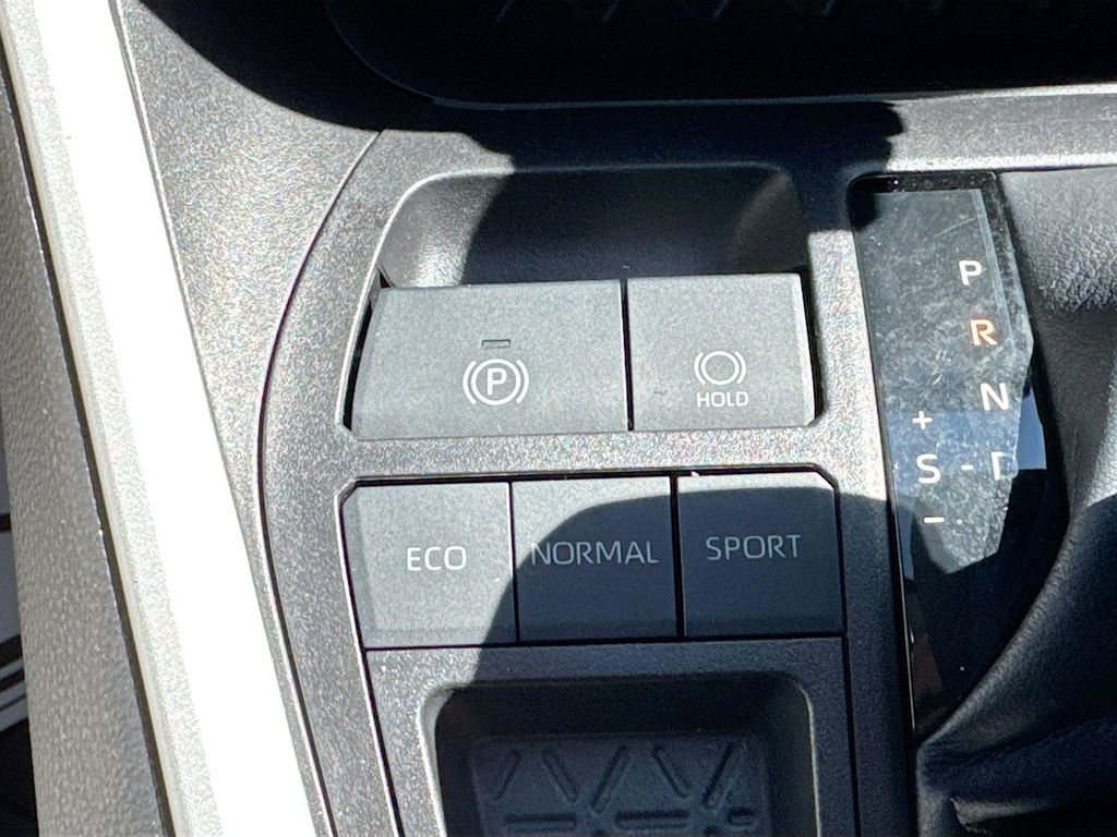 Used 2022 Toyota RAV4 LE image 17