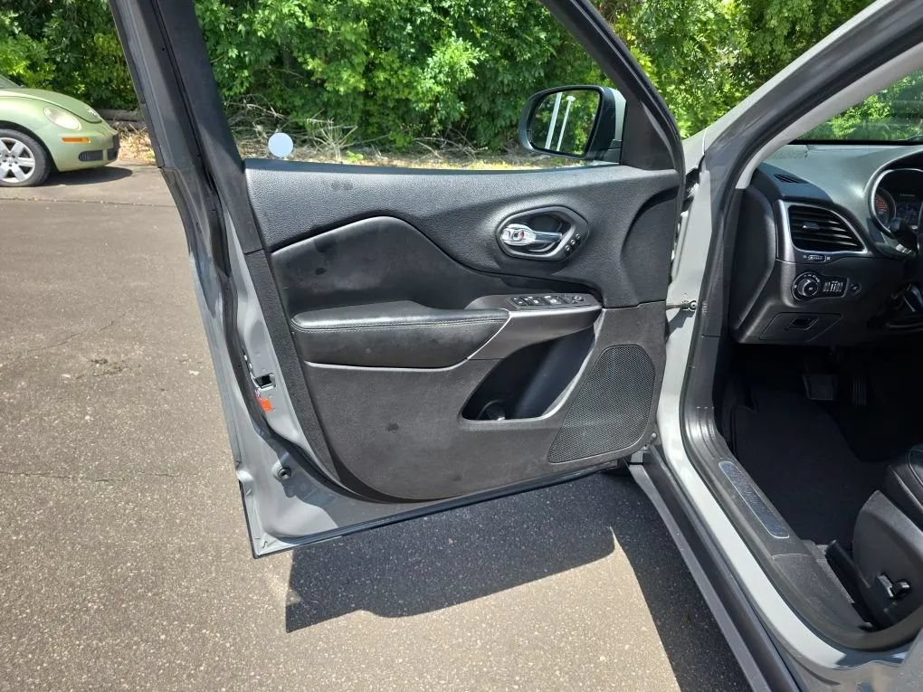 Used 2020 Jeep Cherokee Limited AWD/4WD image 40