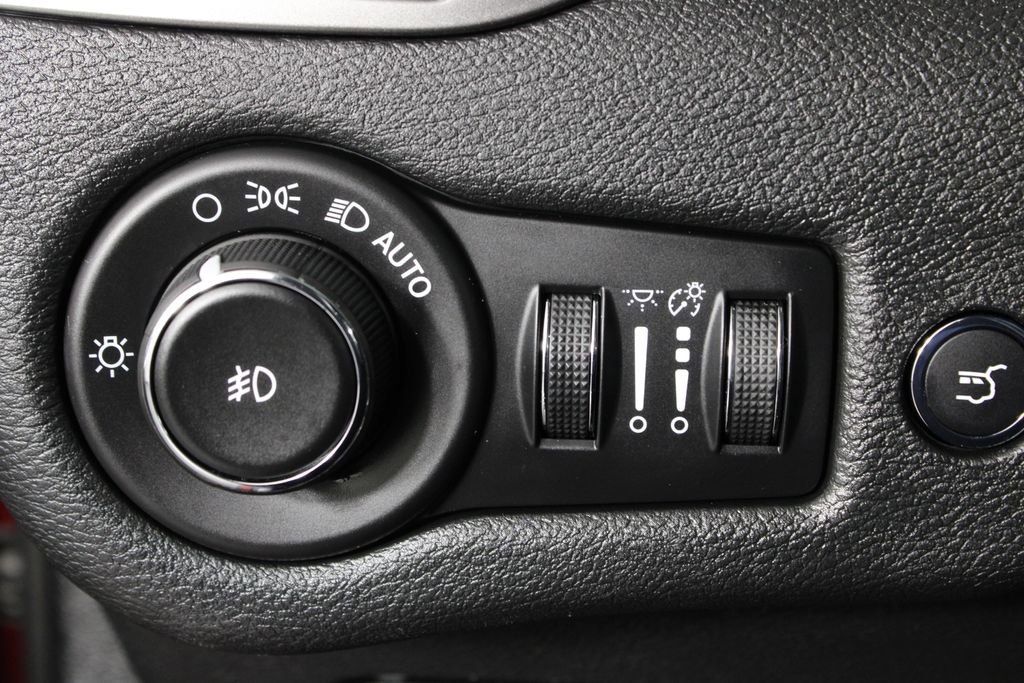 Used 2019 Jeep Cherokee Limited image 24