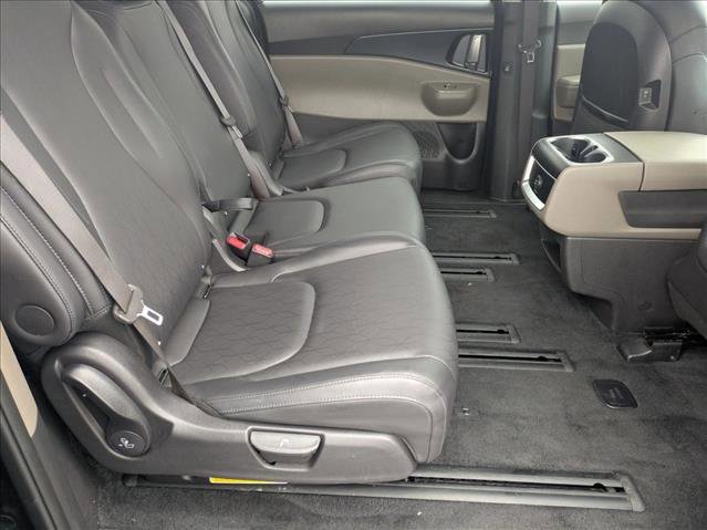 Used 2025 Kia Carnival image 20