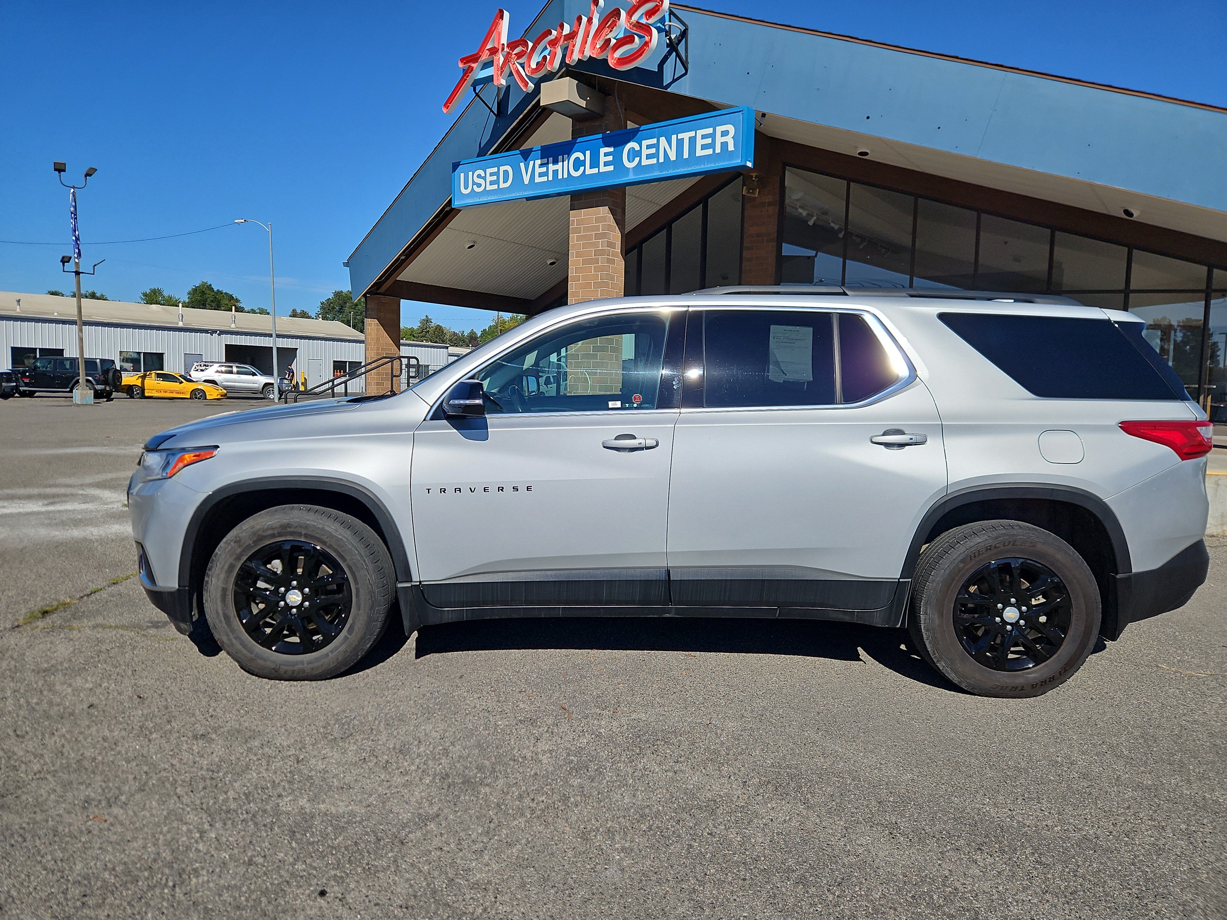 Used 2019 Chevrolet Traverse LT w/ LPO, Blackout Package AWD/4WD image 2