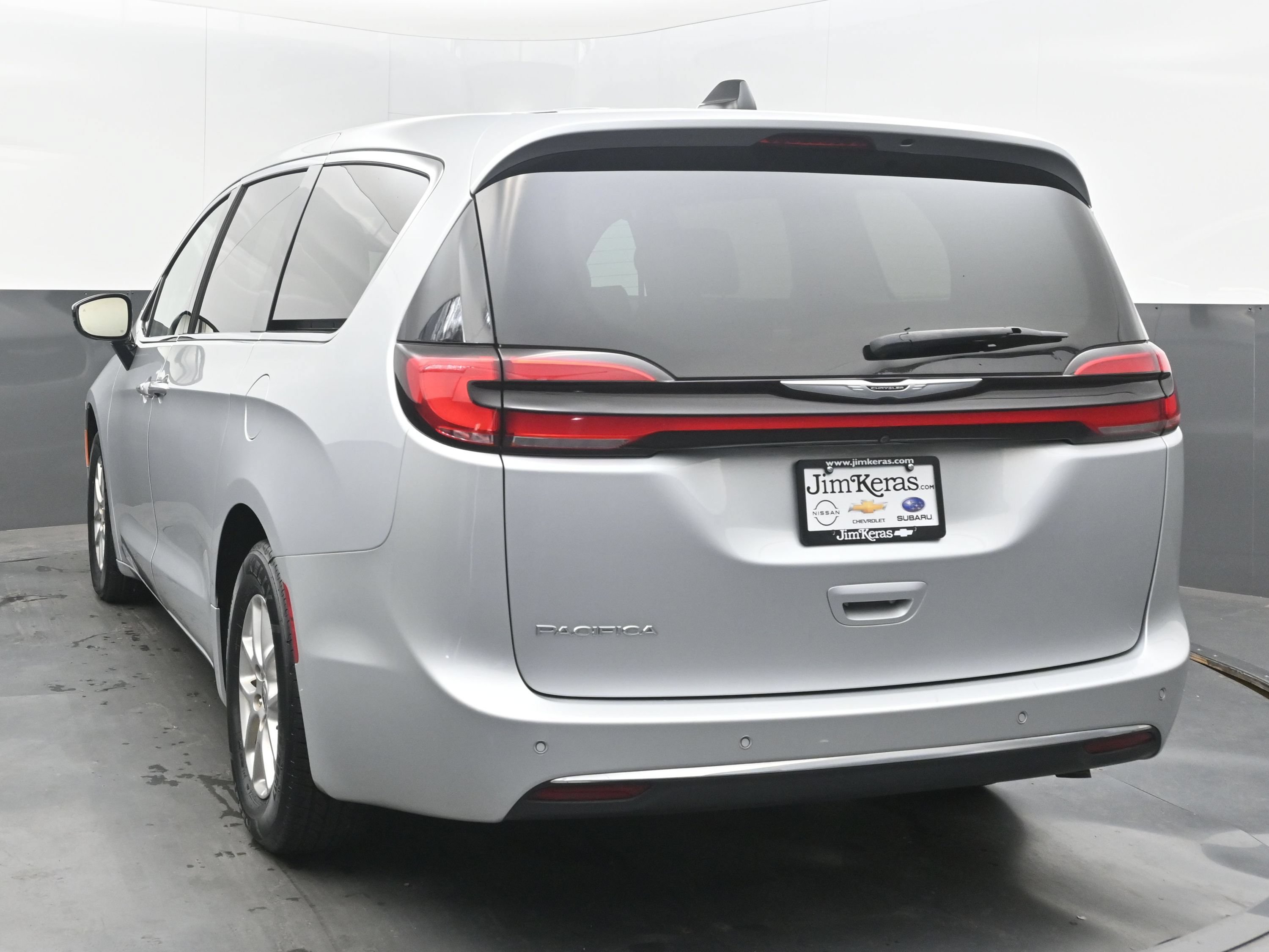 Used 2024 Chrysler Pacifica Touring-L FWD image 8