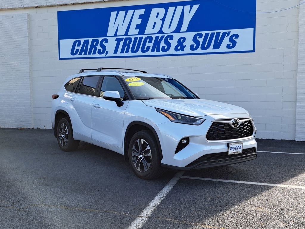 Used 2023 Toyota Highlander XLE image 1