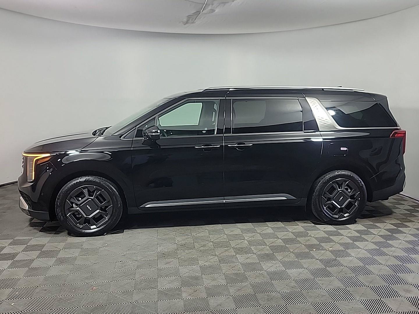 Used 2025 Kia Carnival SX FWD image 11