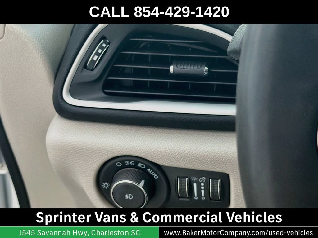 Used 2024 Chrysler Pacifica Touring-L FWD image 10