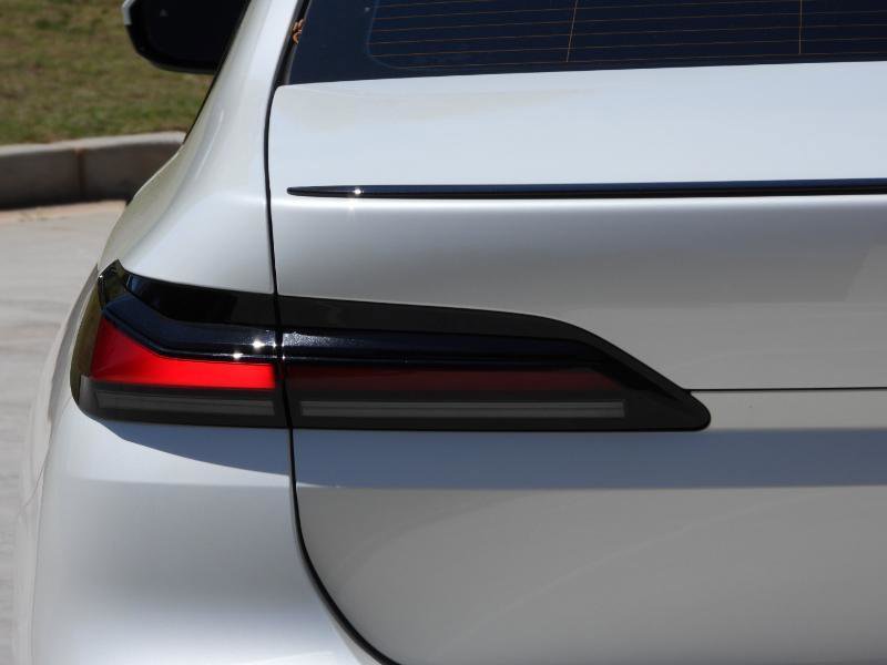 Used 2024 BMW 740i image 27