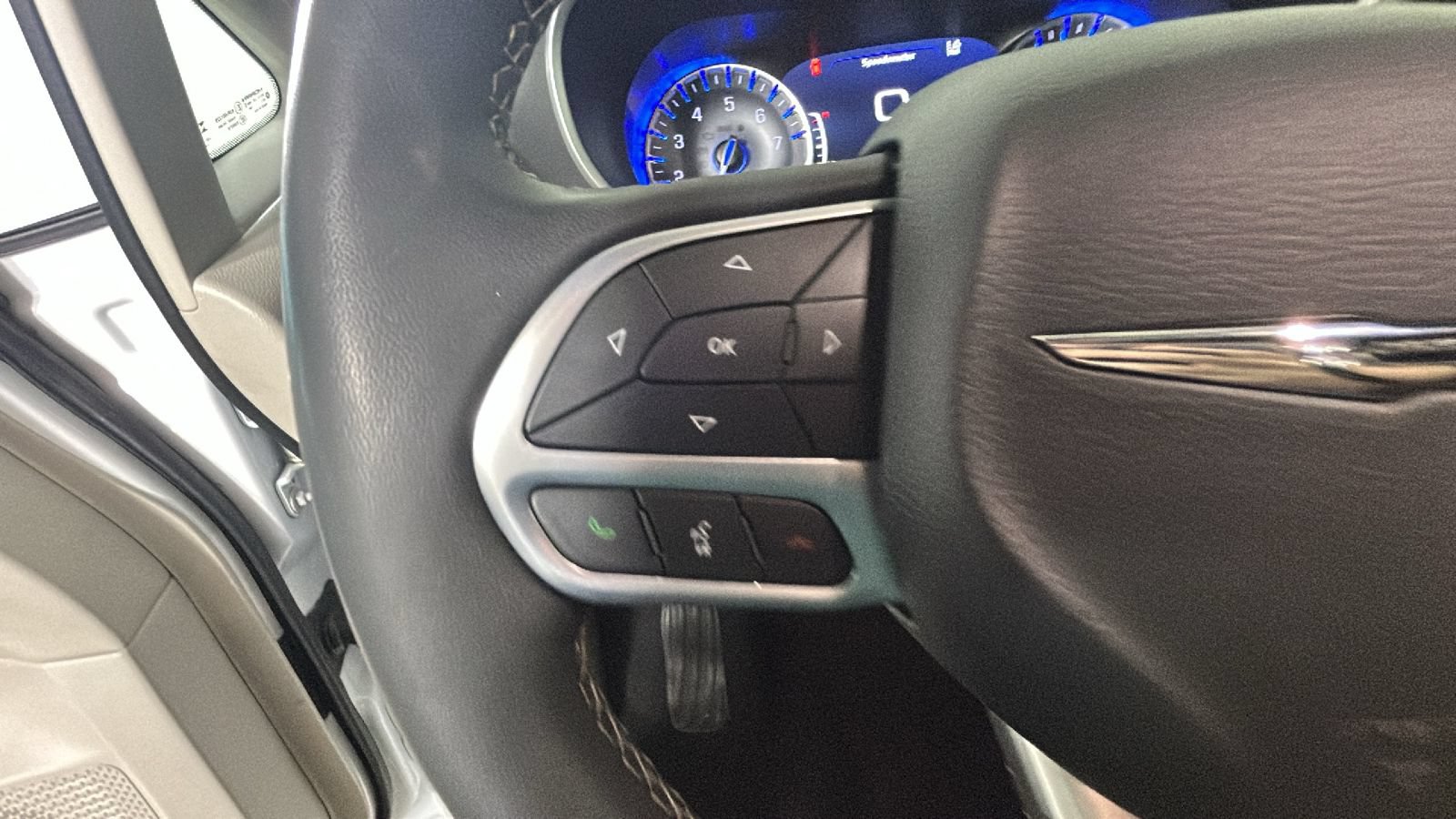 Used 2023 Chrysler Pacifica Touring-L FWD image 17