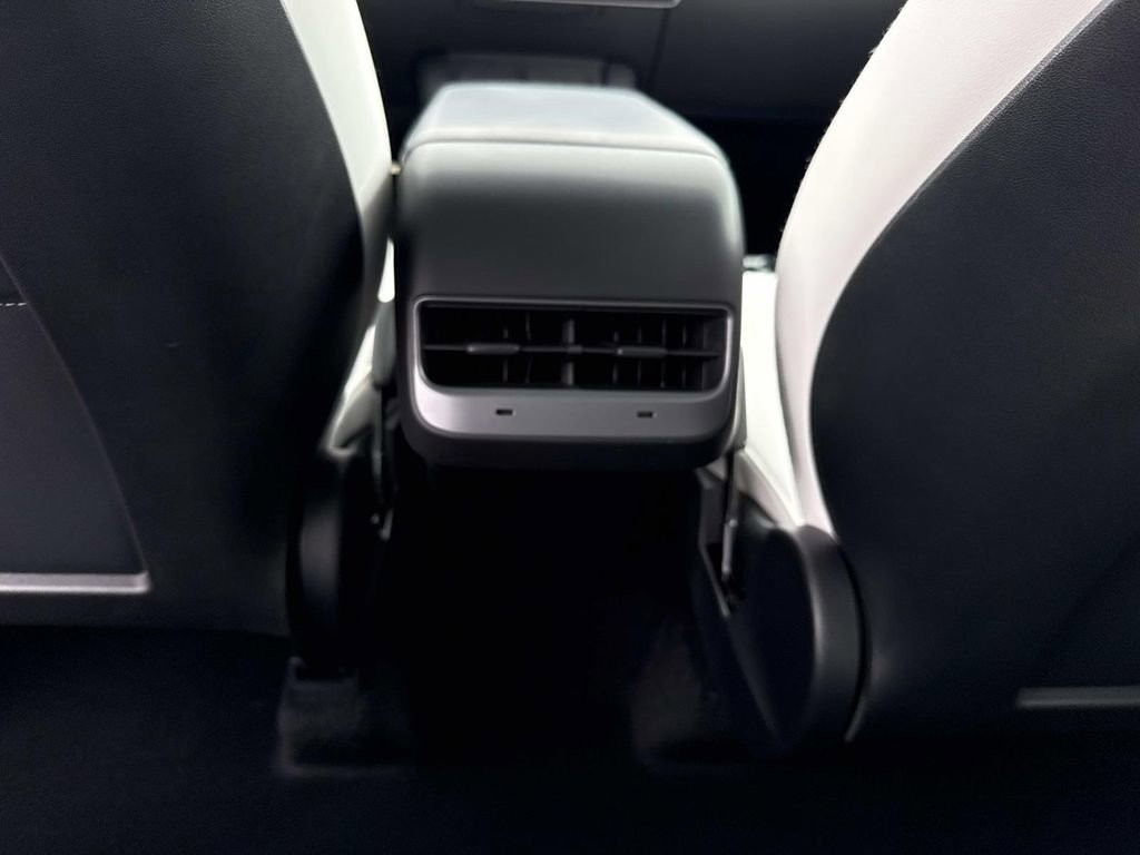 Used 2022 Tesla Model Y Long Range image 17