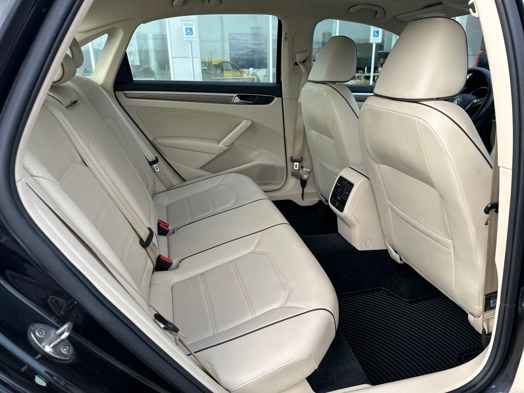 Used 2018 Volkswagen Passat 2.0T SE w/ SE Lighting Package image 15