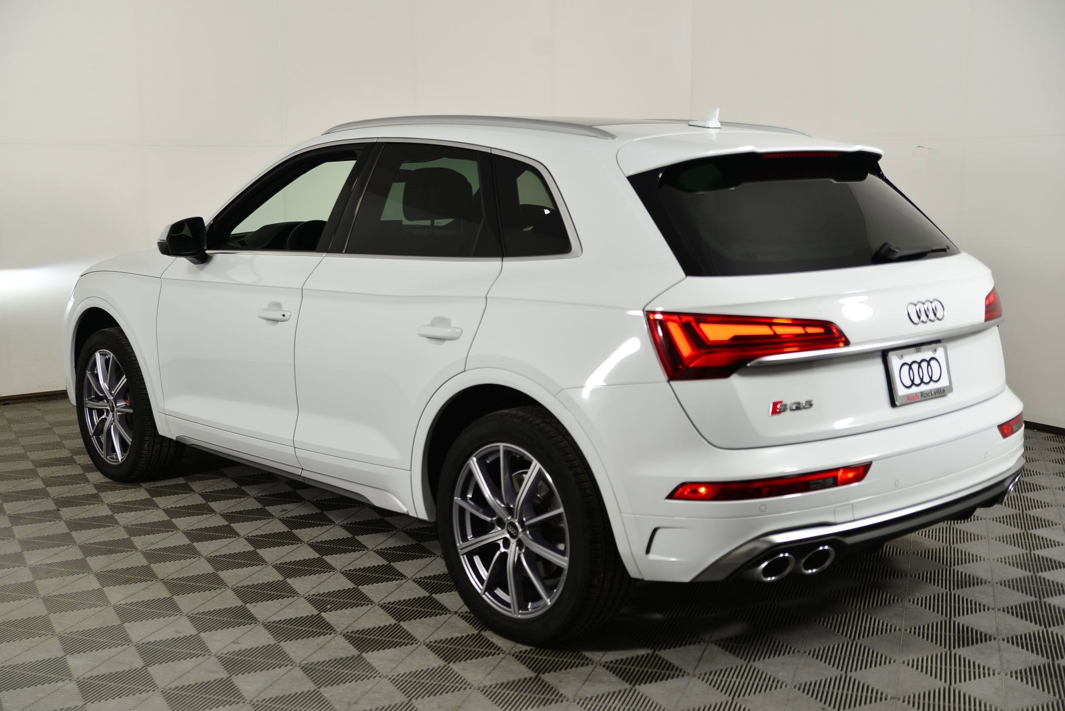 Used 2022 Audi SQ5 Premium Plus w/ Premium Plus Package image 3