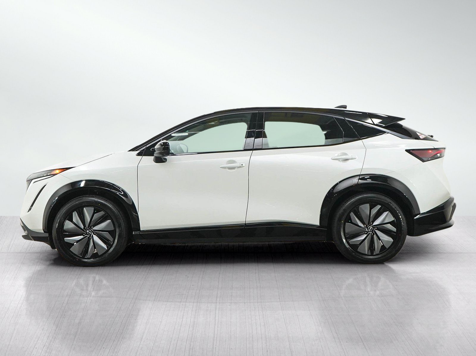 Used 2025 Nissan Ariya AWD image 2