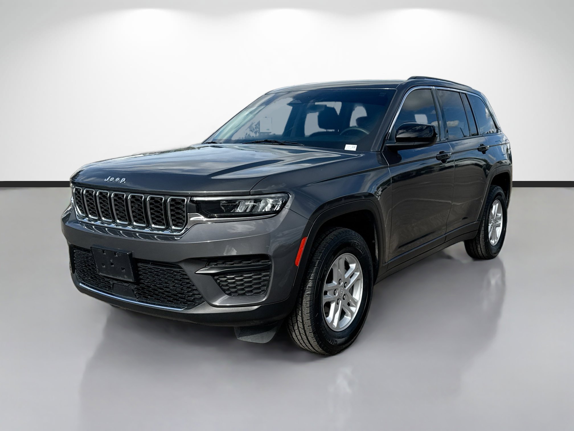 Used 2024 Jeep Grand Cherokee Laredo image 7