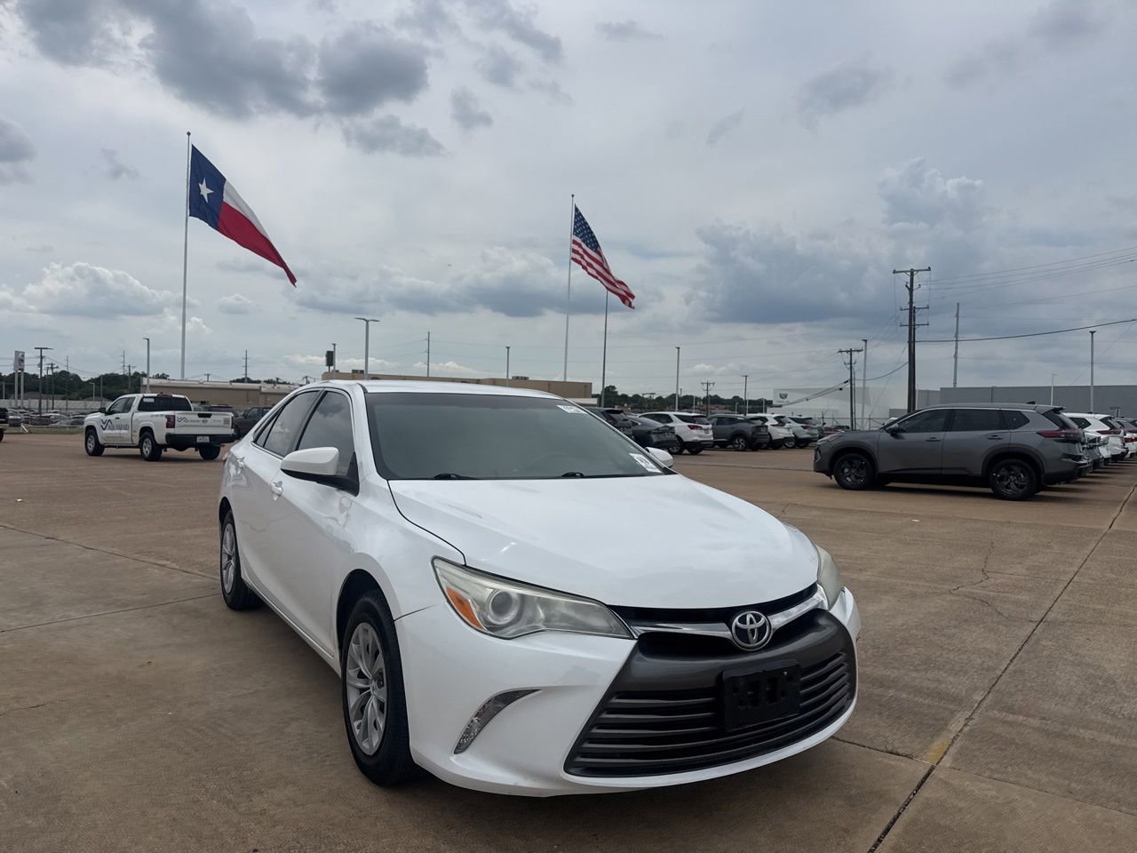 Used 2017 Toyota Camry SE FWD image 2