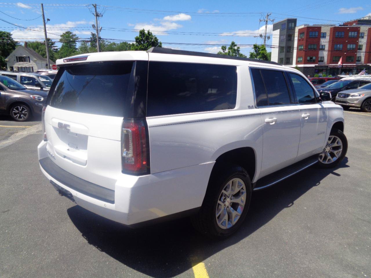 Used 2017 GMC Yukon XL SLE w/ SLE Value Package AWD/4WD image 4