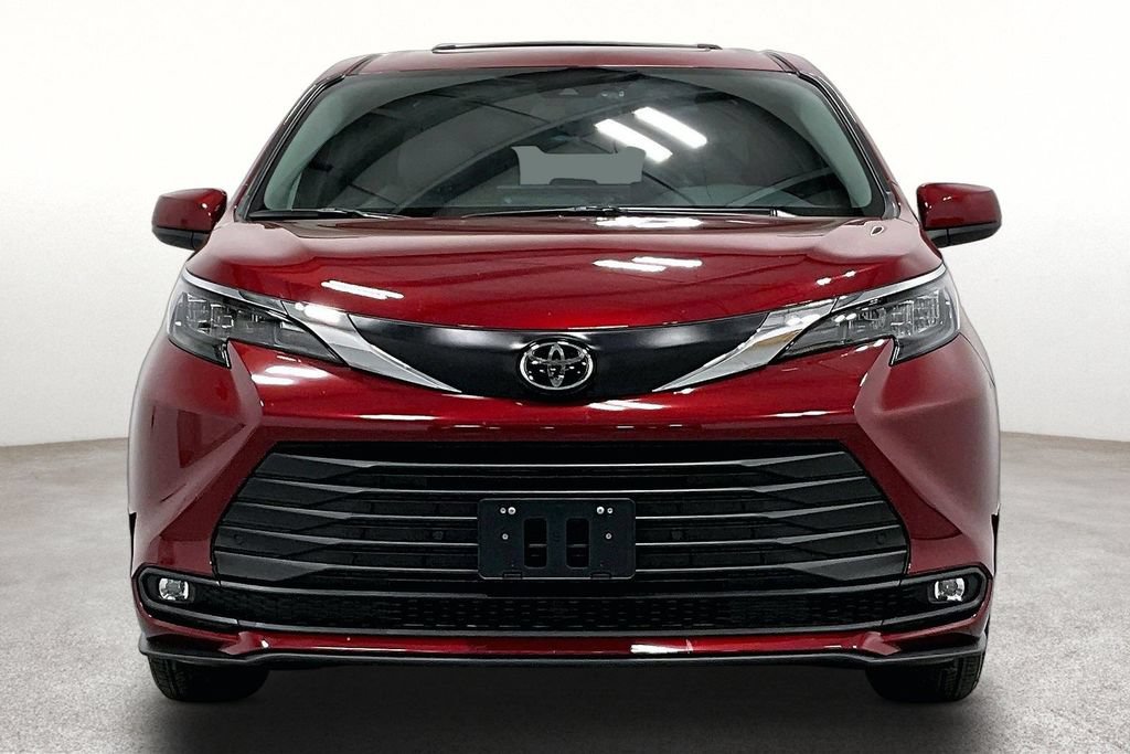 Used 2026 Toyota Sienna XLE FWD image 4