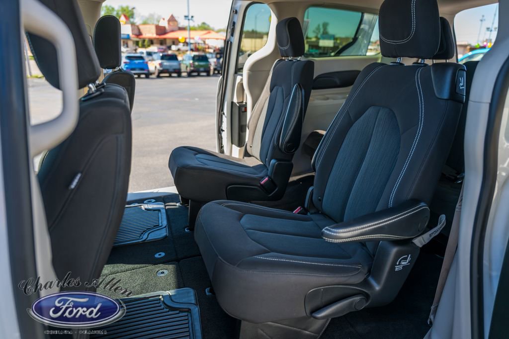 Used 2022 Chrysler Voyager LX image 11