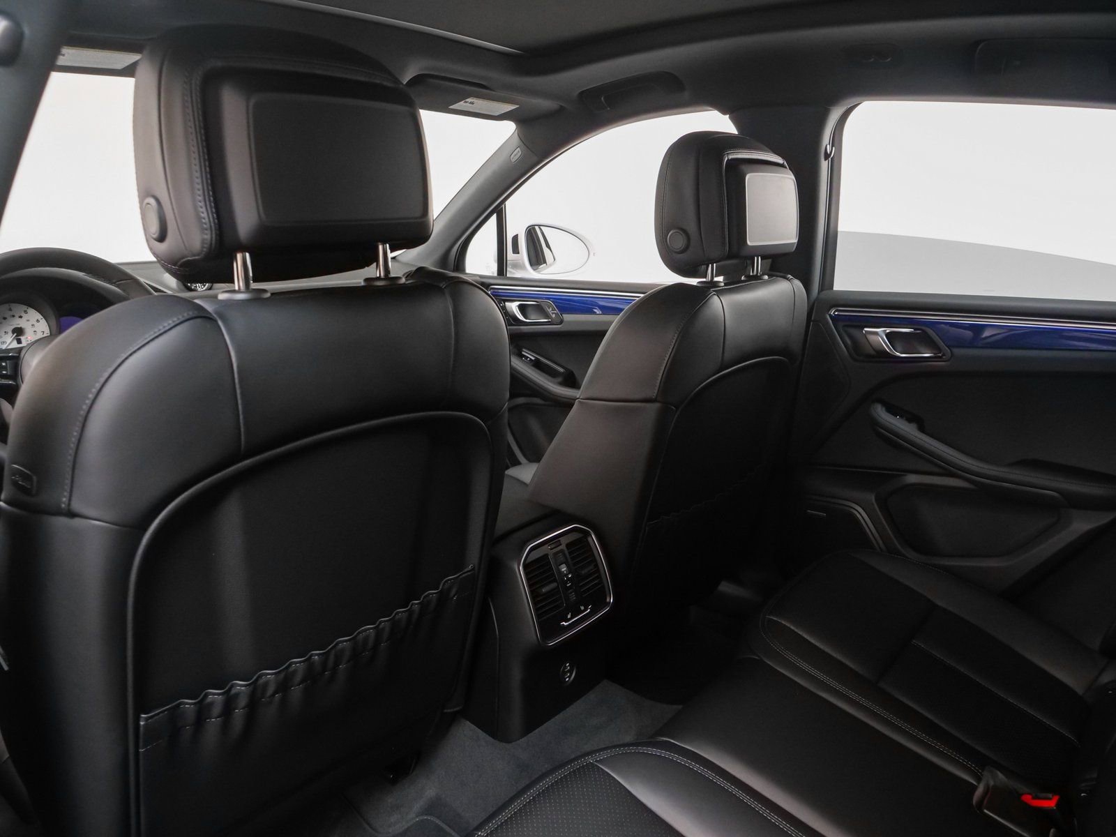 Certified 2025 Porsche Macan image 37