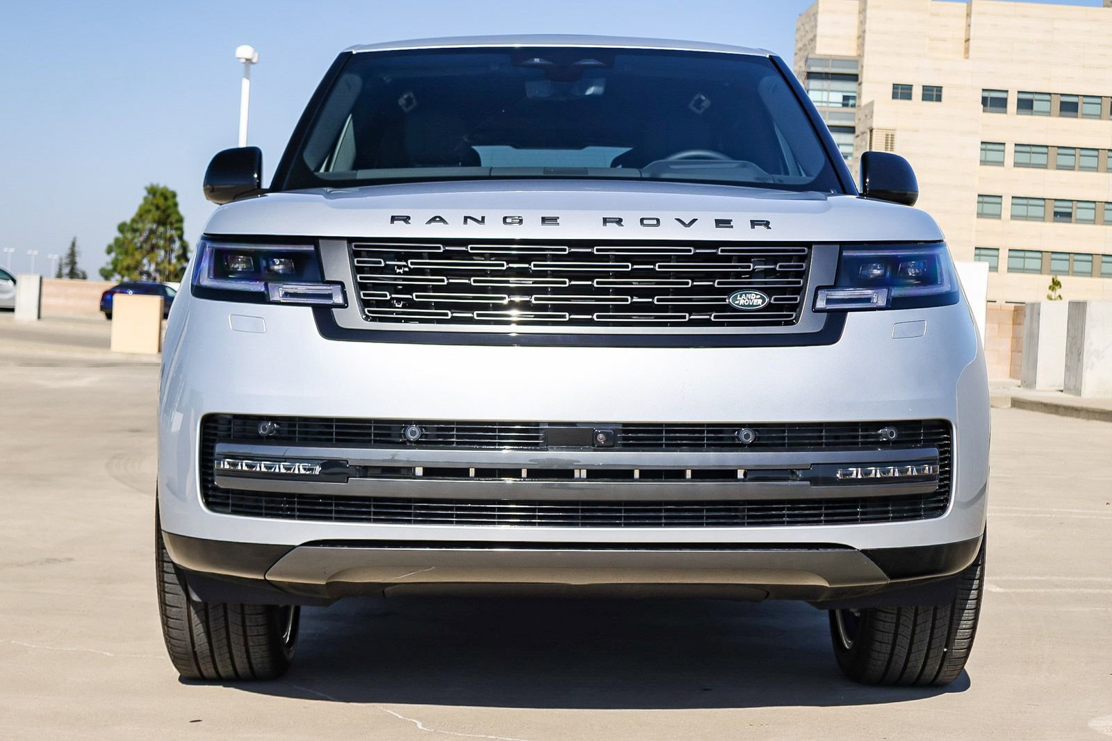 New 2025 Land Rover Range Rover SE image 2