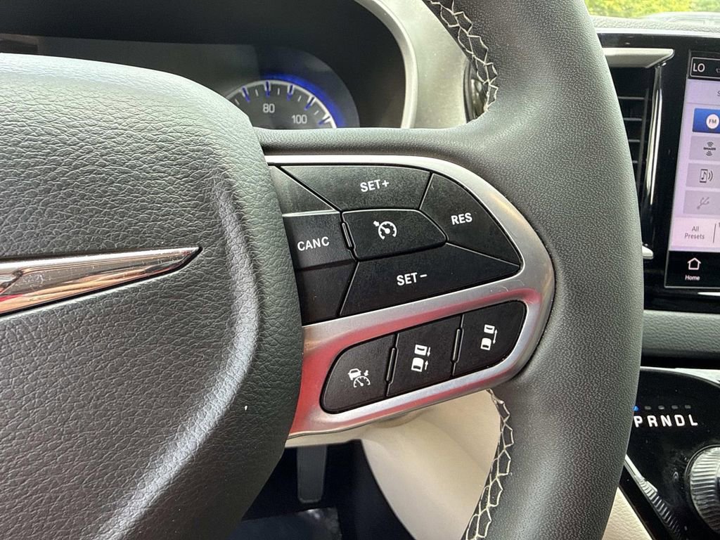 Used 2023 Chrysler Pacifica Touring-L FWD image 37