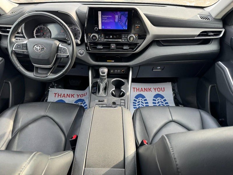 Used 2023 Toyota Highlander XLE AWD/4WD image 12