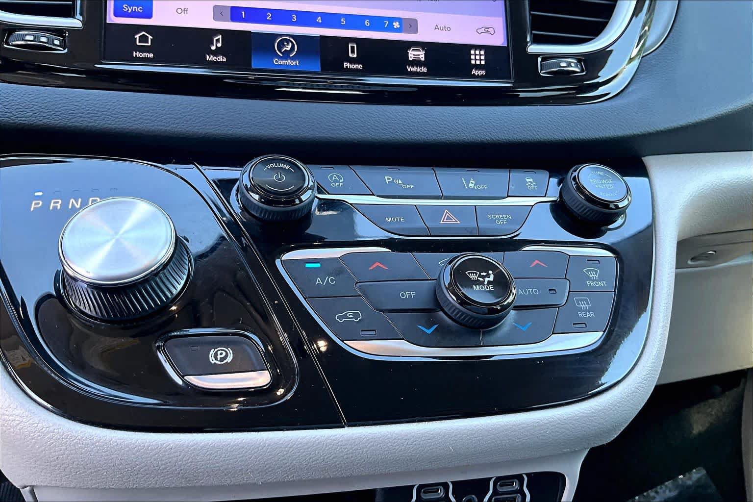 Used 2023 Chrysler Pacifica Touring-L FWD image 33