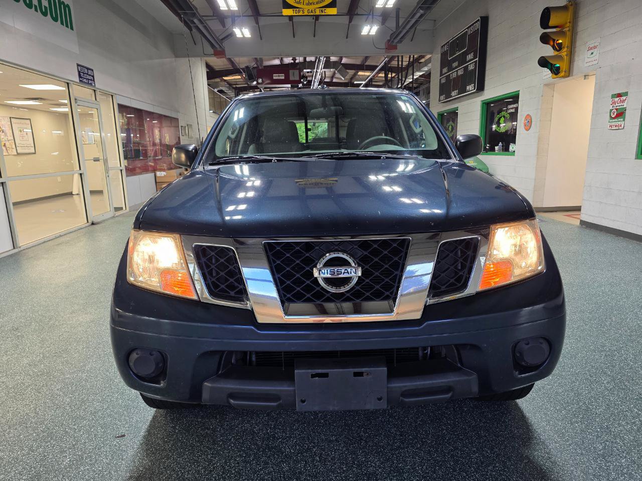 Used 2015 Nissan Frontier SV RWD image 3