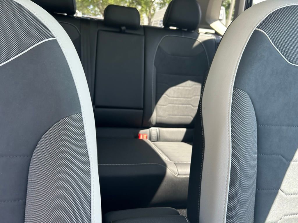 Certified 2025 Volkswagen Taos SE w/ Panoramic Sunroof Package FWD image 36
