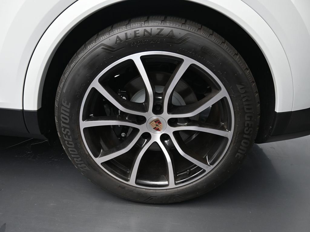 Certified 2025 Porsche Cayenne E-Hybrid AWD/4WD image 9