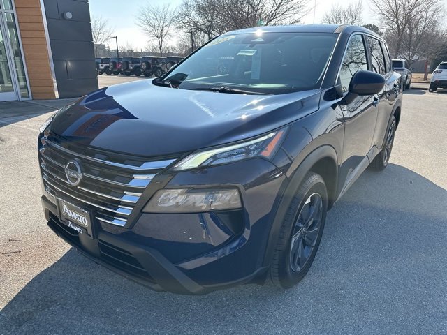 Used 2025 Nissan Rogue SV image 2