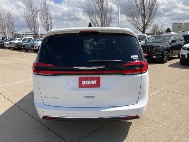 Used 2024 Chrysler Pacifica Touring-L FWD image 7